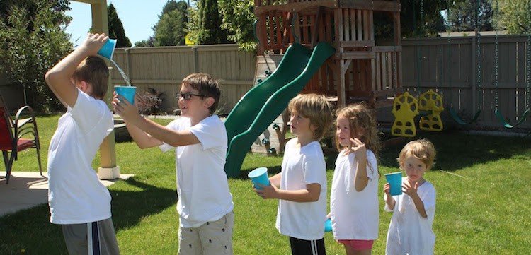spel-trädgård-barn-utomhus-lag-grupp-spel-vatten