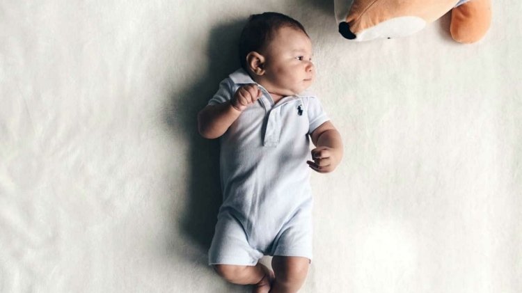 Babyspel upp till 3 månader - vidrör och rör armar och ben