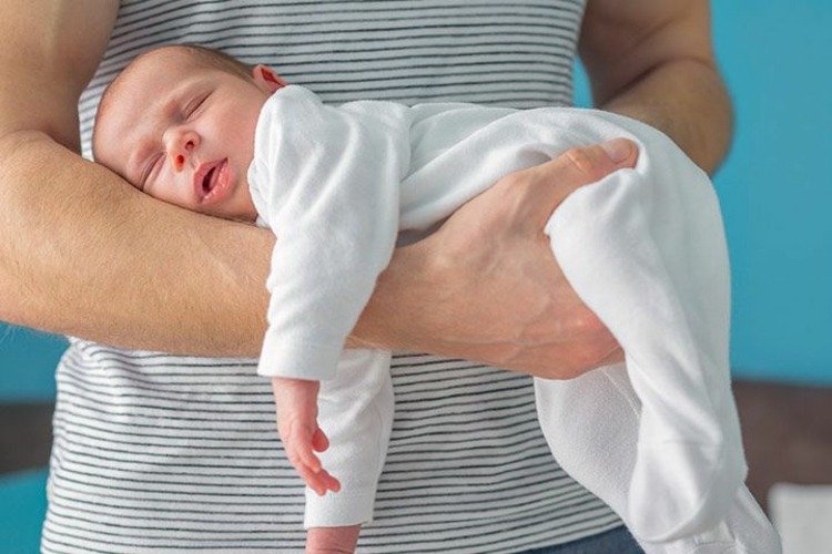 Spel med baby - pilotens grepp lugnar magen och gungande är roligt