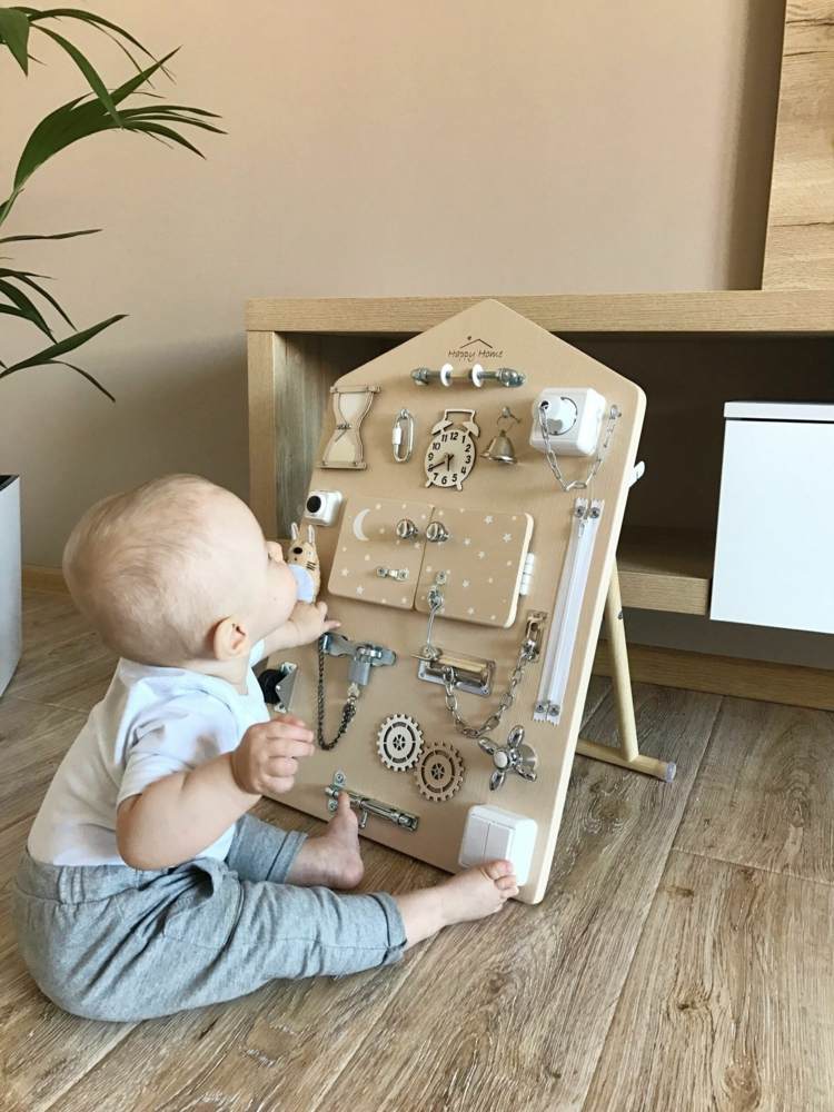 Aktivitetsbräda från cirka 9 månader stimulerar kreativitet, tänkande och finmotorik