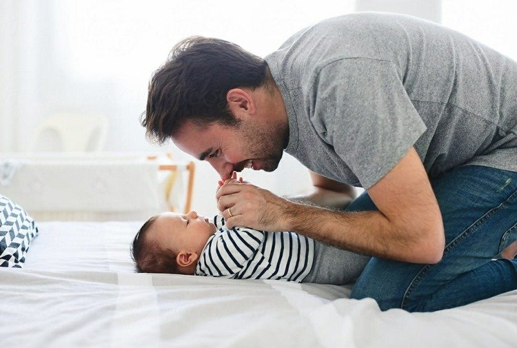 Spel med baby - håll nyfödda upptagna med enkel uppmärksamhet