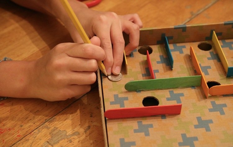 spel-gör-det-själv-boll-labyrint-diy-kartong-glasspinnar