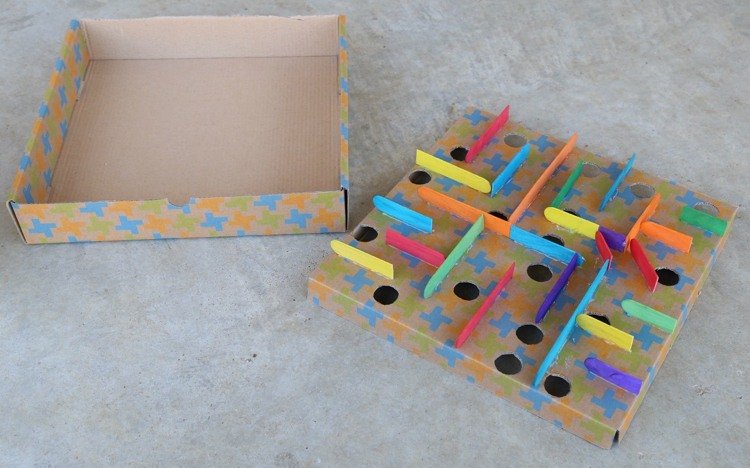 spel-gör-det-själv-boll-labyrint-kartong-sko-låda-glasspinnar