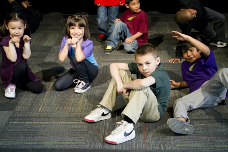 Dansspel med barn hemma för aktiva och sportiga sysslor