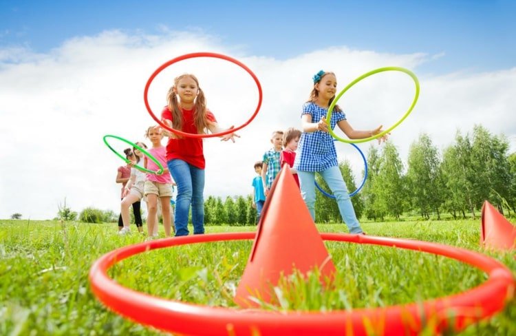 Ringkastning med Hoola Hoop för barn - enkel idé för spontana spel
