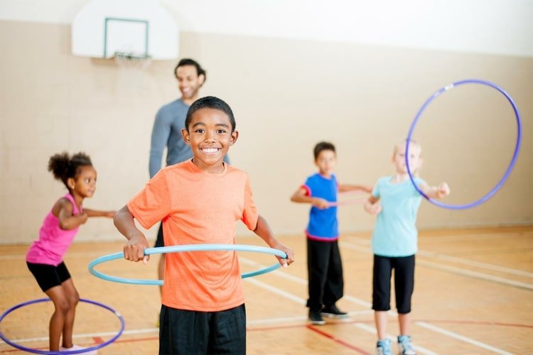 Hoola Hoop -spel för barn och vuxna för mer aktivitet och rörelse