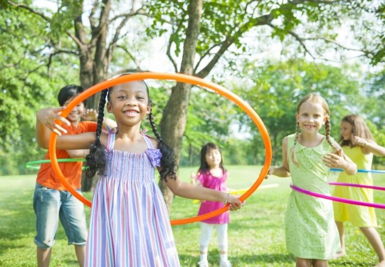 Hoola Hoop för barn - spel inomhus och utomhus