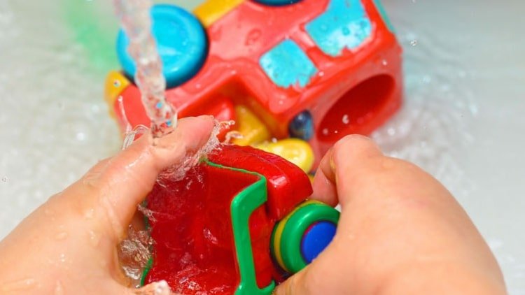 Plastleksaker går snabbt och enkelt att rengöra med tvål och vatten