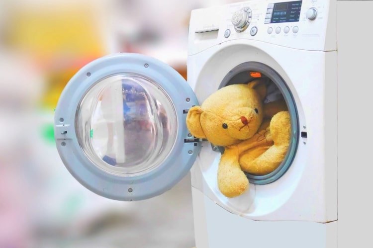 Tvätta mjuka leksaker i tvättmaskinen eller för hand, beroende på material