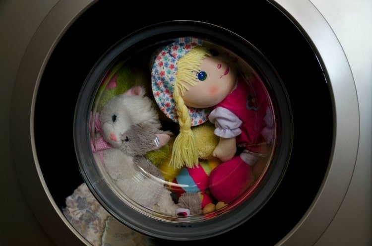 Tvätta dockor av tyg i tvättmaskinen och ytan på dockor av plast