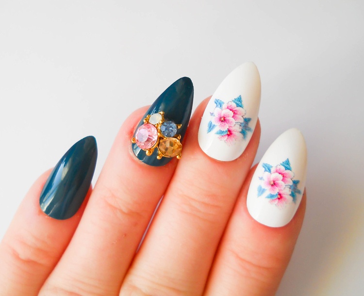 spetsiga naglar-stilett-spik-design-blå-vit-blommig-mönster