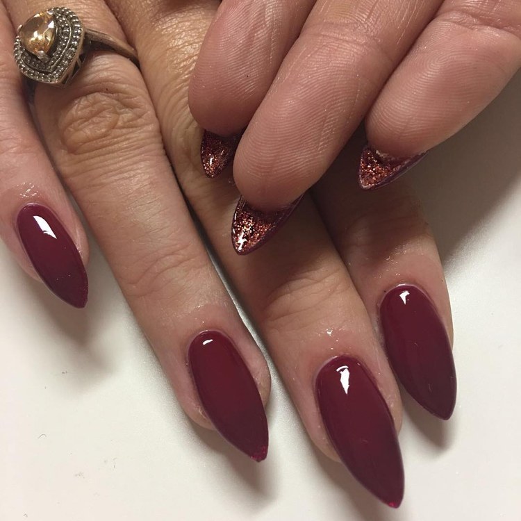 Spetsiga naglar-stilett-spik-design-röd-undersida-glitter
