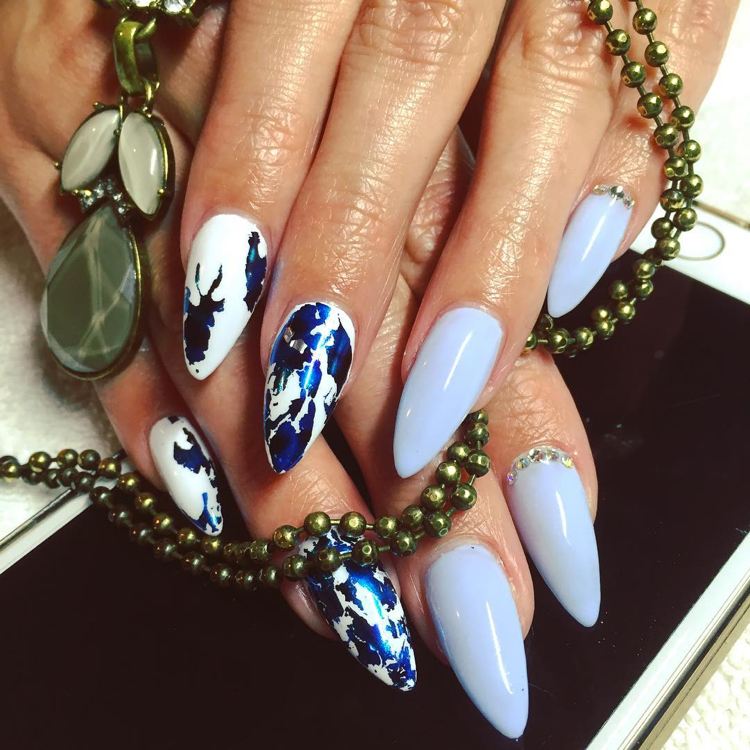 Spetsiga naglar-stilett-spik-design-blå-effekter-guldblad