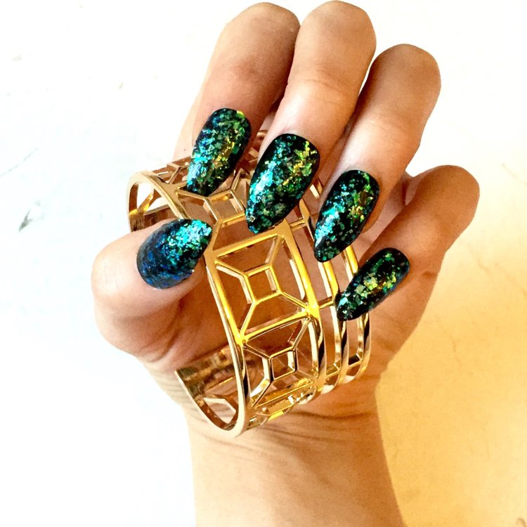 spetsiga naglar-stilett-spik-design-glitter-fisk-skalor-blå-grön