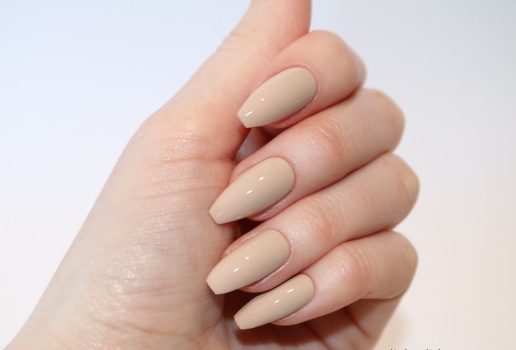 Spetsiga naglar-stilett-nagel-design-balerina-naken-färg