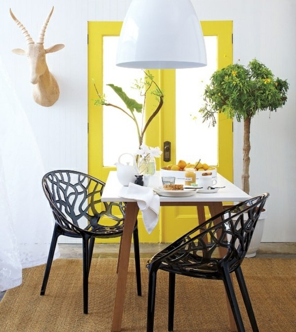 gul-dörr-matsal-svarta-stolar