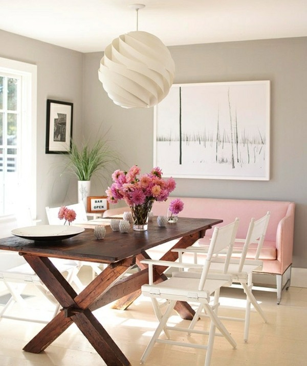 rosa-soffa-trä bord-papper lampa-matsal