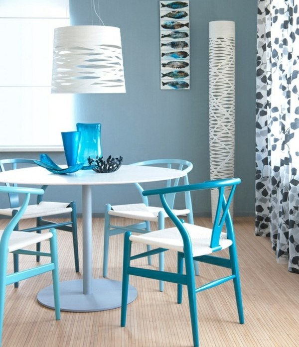 modern-matsal-blå-vas-färgglada gardiner