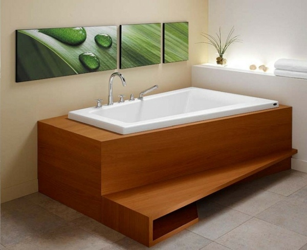 modernt badkar med trädesign