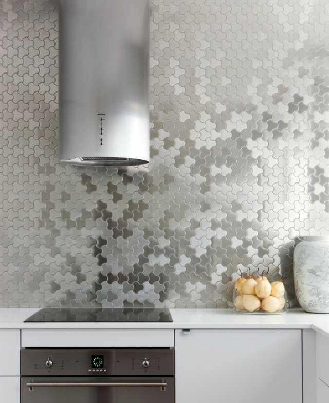 modernt kök mosaik kök splashback metall look vita köksskåp
