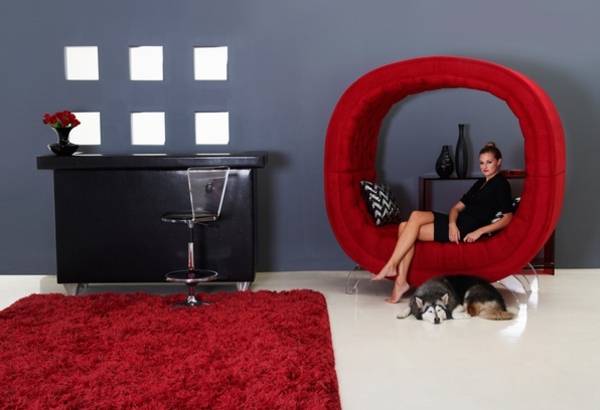 Design runda hemmöbler i rött vardagsrum