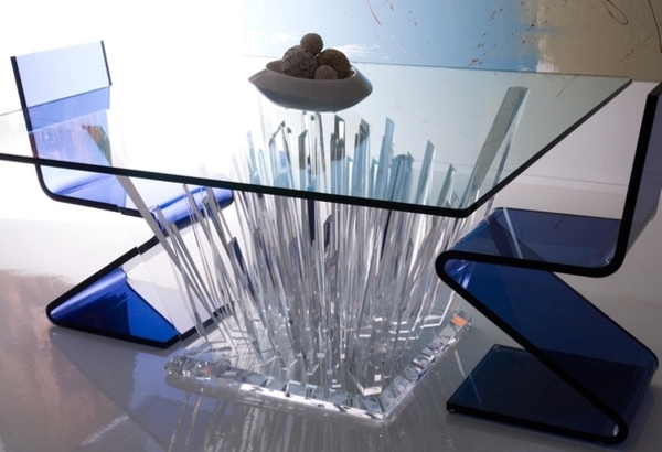 Matbord glasblå stolar moderna vackra