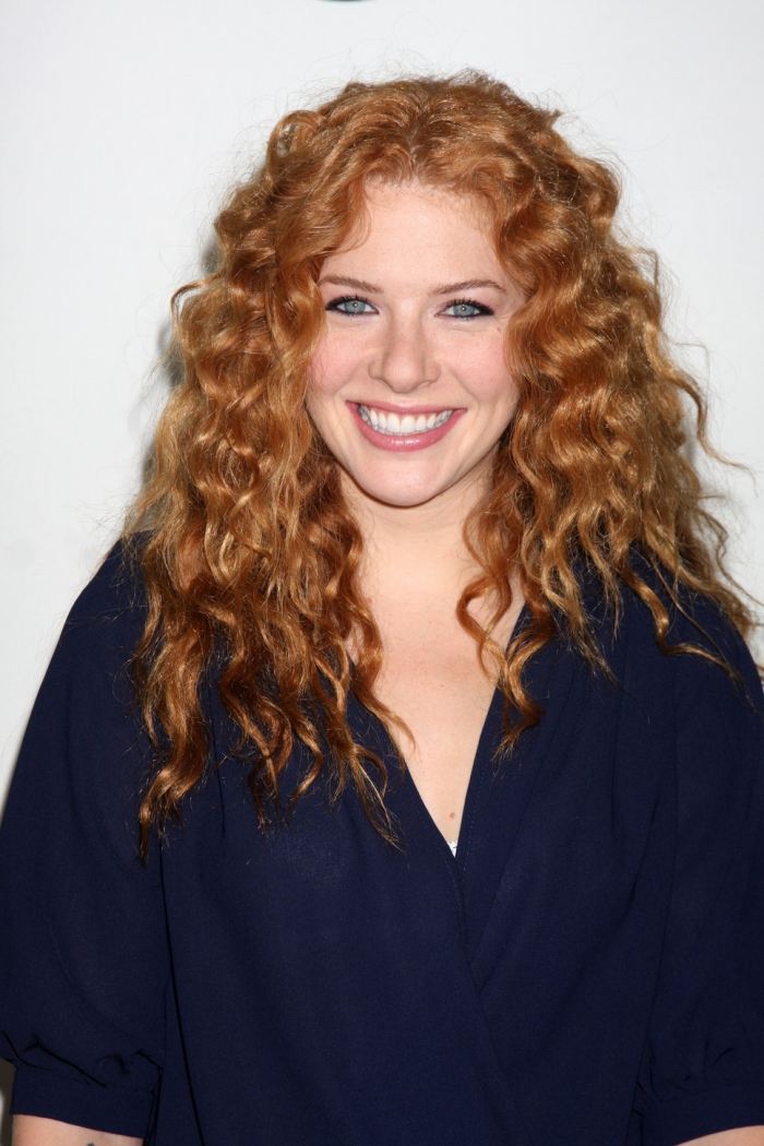 rödblond-hår-lockigt-central avsked-rachelle-lefevre