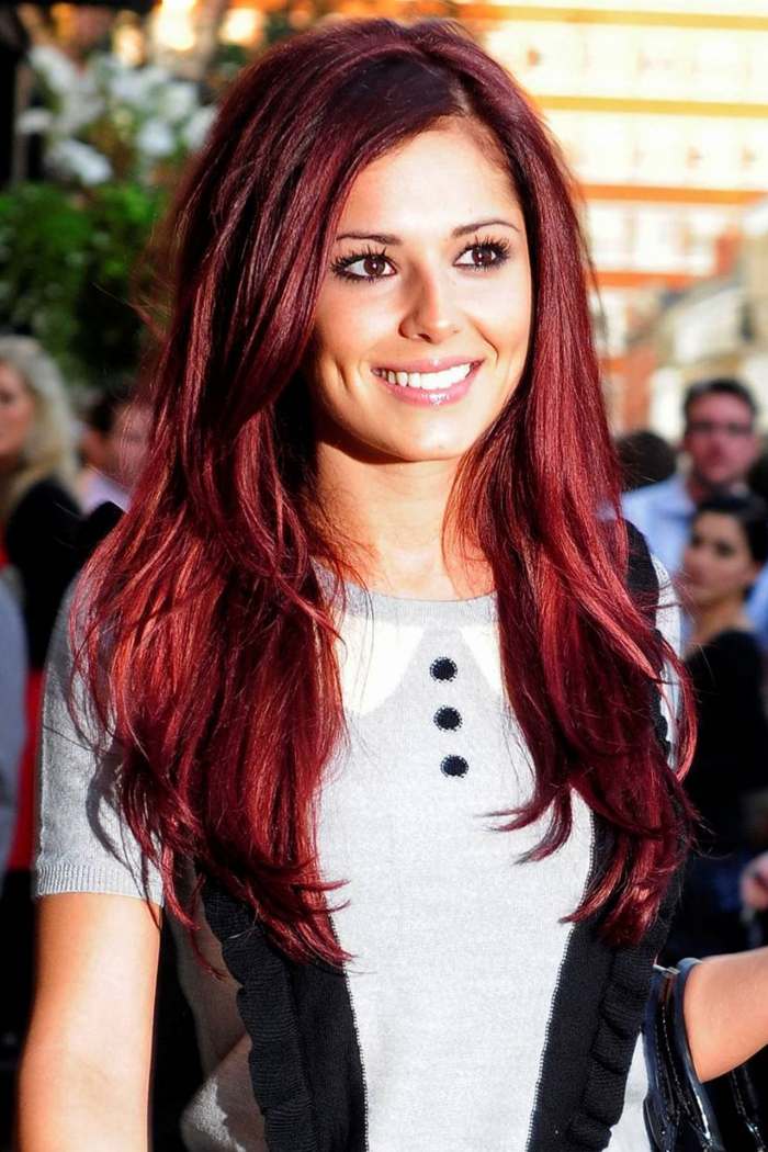 körsbär-rött-hår-sidopart-frisyr-cheryl-cole