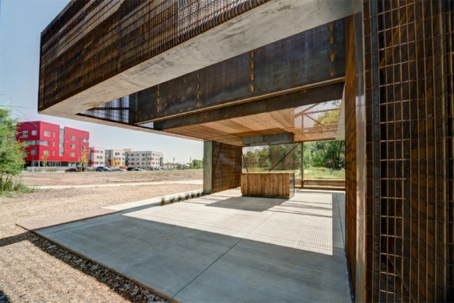 Stål-betong-och-galler-klassrum-i-Colorado