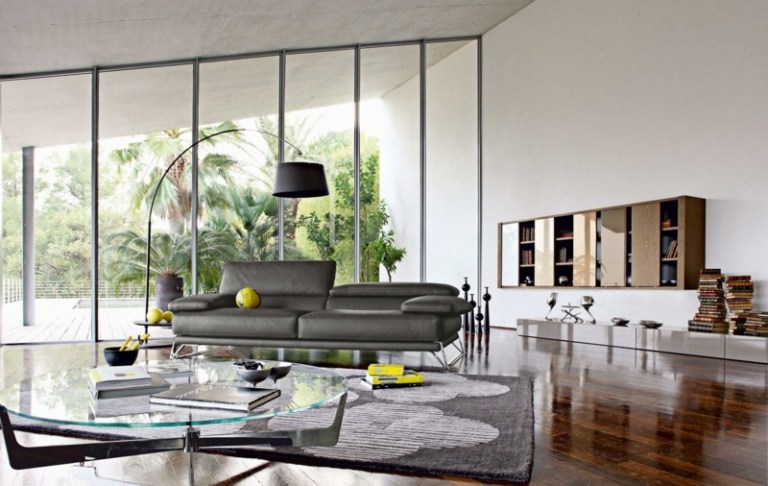 Golvlampa-svart-modern-läder soffa-trägolv