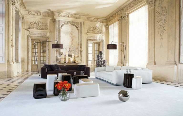 Golvlampa-svart-modernt-vardagsrum-vit-stoppade möbler
