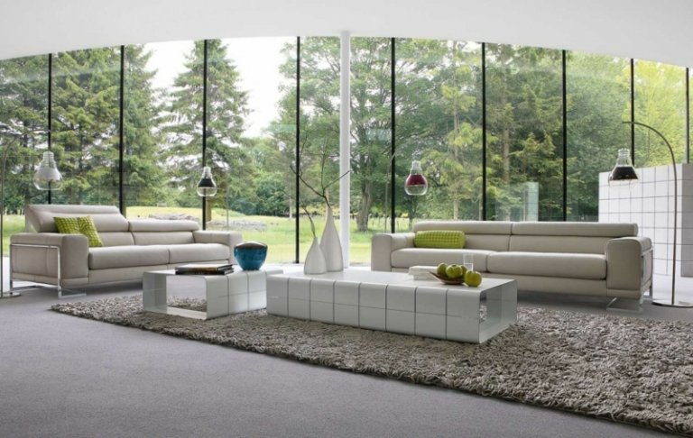 Golvlampa-svart-modern-vardagsrum-designidéer-sandfärg-grädde-lädermöbler