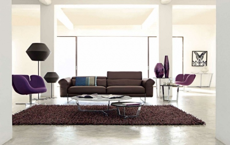 Golvlampa-svart-vardagsrum-lila-stoppade möbler-soffa-möbleringsexempel