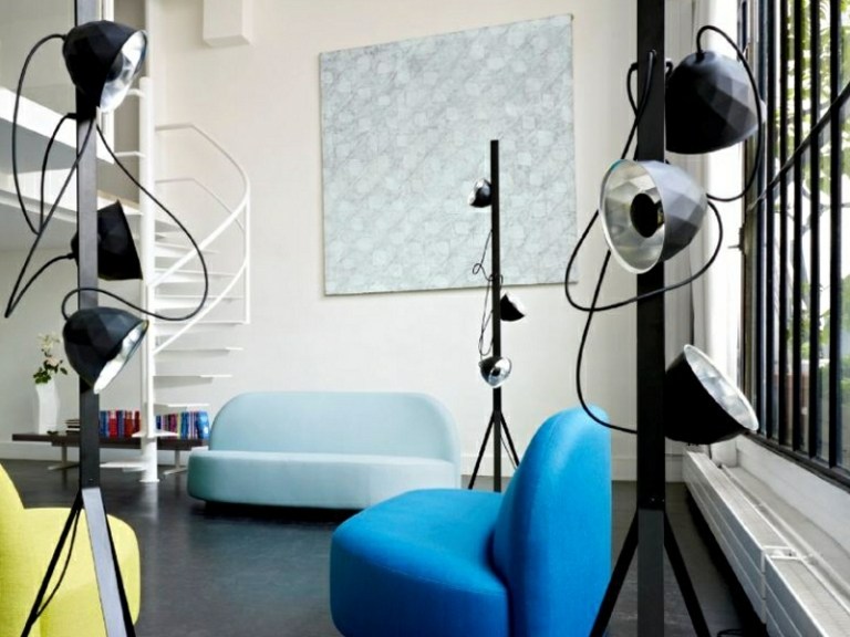 Golvlampa-svart-modernt-vardagsrum-retro soffa