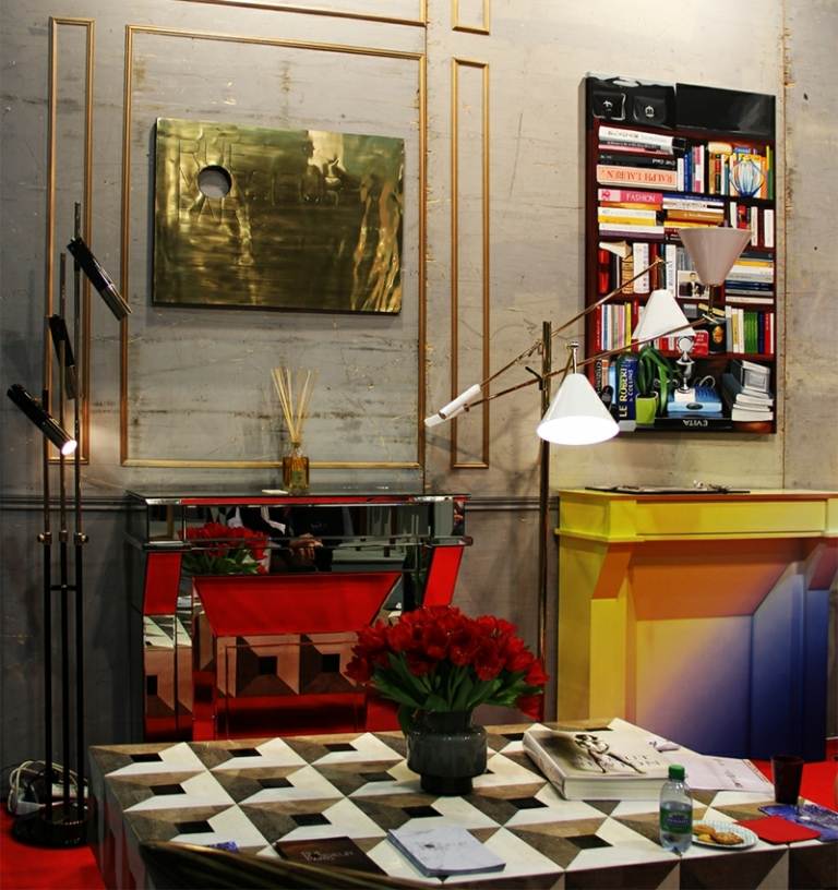 Golvlampa-svart-modernt-vardagsrum-röda-möbler-inredning idéer