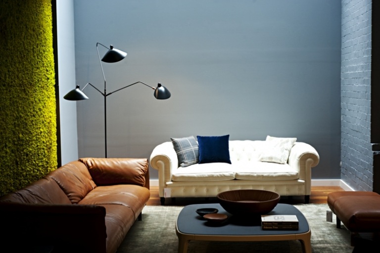Golvlampa-svart-modern-accentbelysning-tvåsitsig soffa