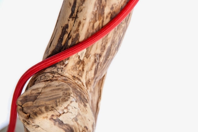 rustik trälampa drivved natur-röd kabel