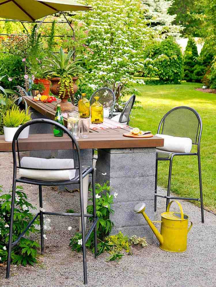 Stående bord-trädgård-bar-betong-trä-stolar