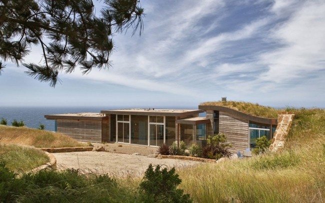 modernt hus trä sten glas havsutsikt
