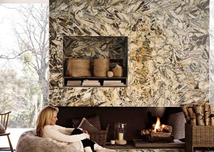 stenväggbeklädnad med marmor för intressanta mönster i inredningen i vardagsrummet med öppen spis