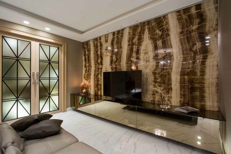stenväggsbeklädnad med onyx i beige och brun färgkombination och en ädel look i det lyxiga vardagsrummet