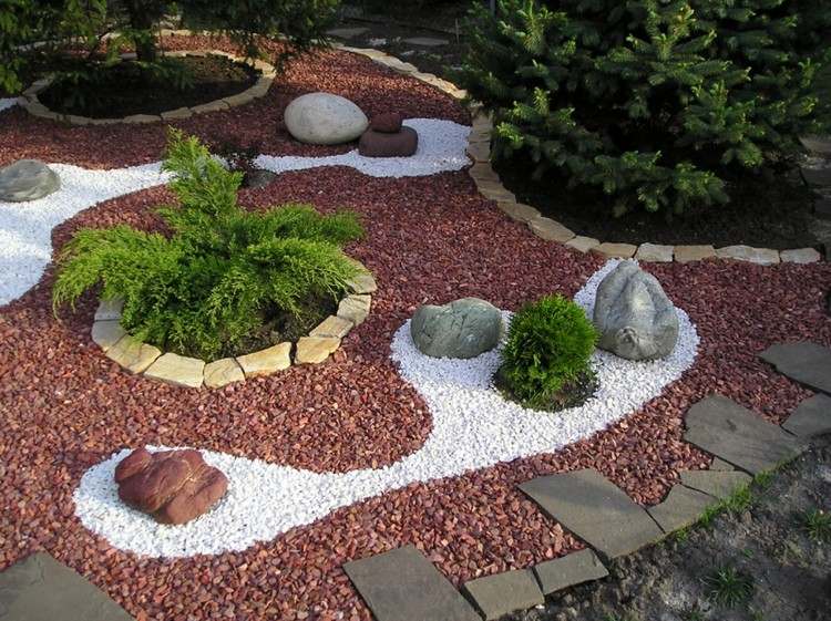 sten-säng-design-grus-vit-röd-asymmetrisk-former-barrträd