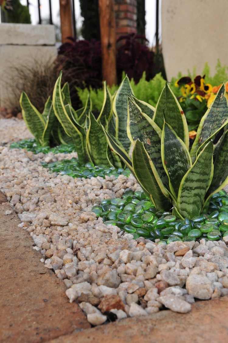 sten-säng-design-båge hampa-sansevieria-växter-gröna-glas-stenar