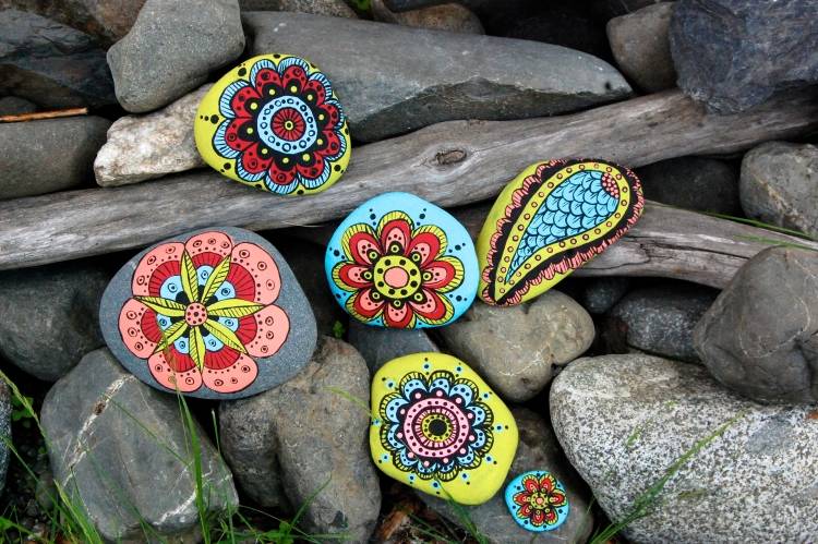 Måla stenar -tinker-idéer-färgglada-blommiga motiv