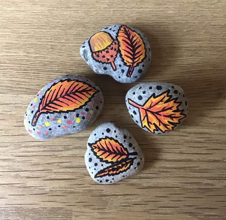 stenar som målar höstlövsmotiv