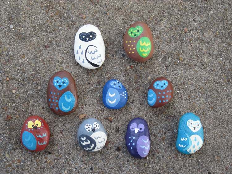 Måla stenar med barnuggla