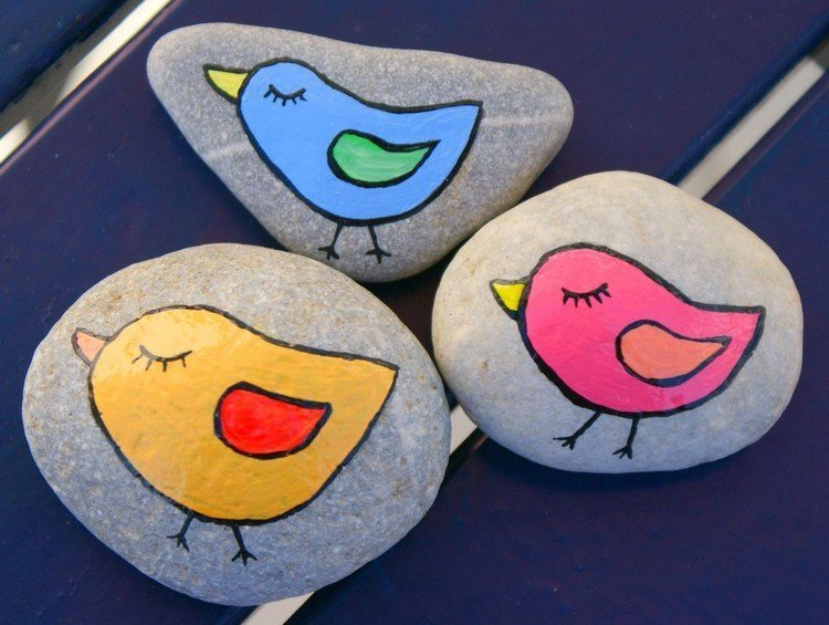 Fåglar målar sten idéer för trädgårdsdekorationer