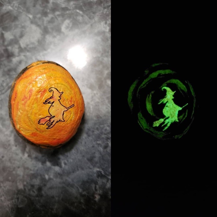 Måla stenar med lysande färg för Halloween - häxa som flyger på en kvaststick