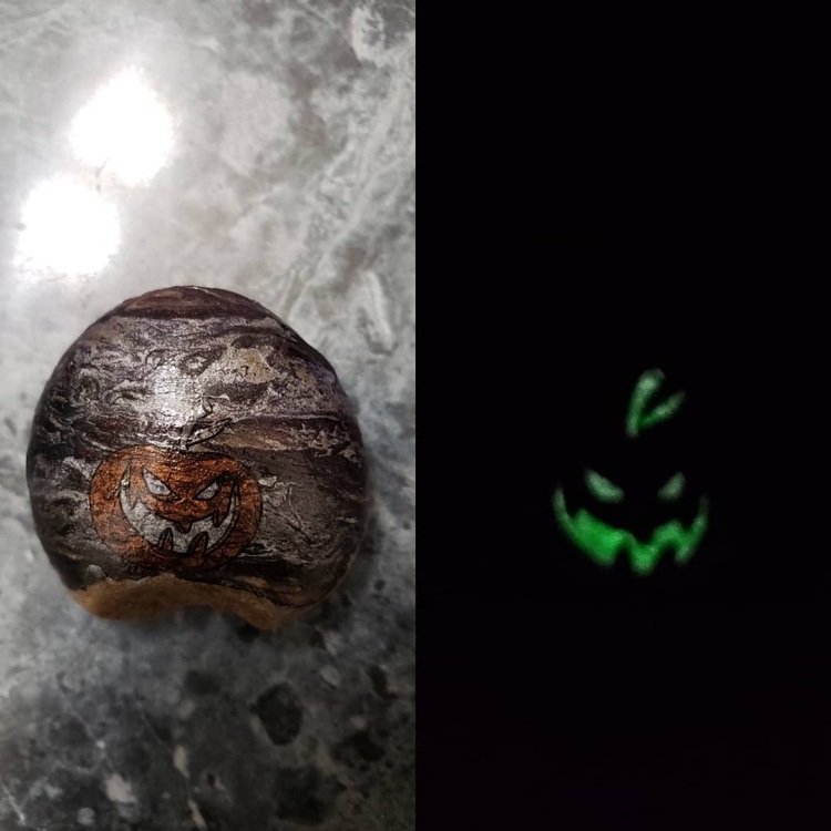 Pumpa som lyser i mörkret på en sten för Halloween