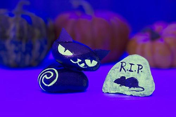 Måla stenar för Halloween med glöd-i-mörkret färg